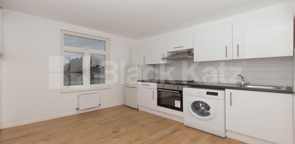 			Huge Two Bed Apartment !, 2 Bedroom, 1 bath, 1 reception Flat			 Green lanes, Turnpike Lane, N8